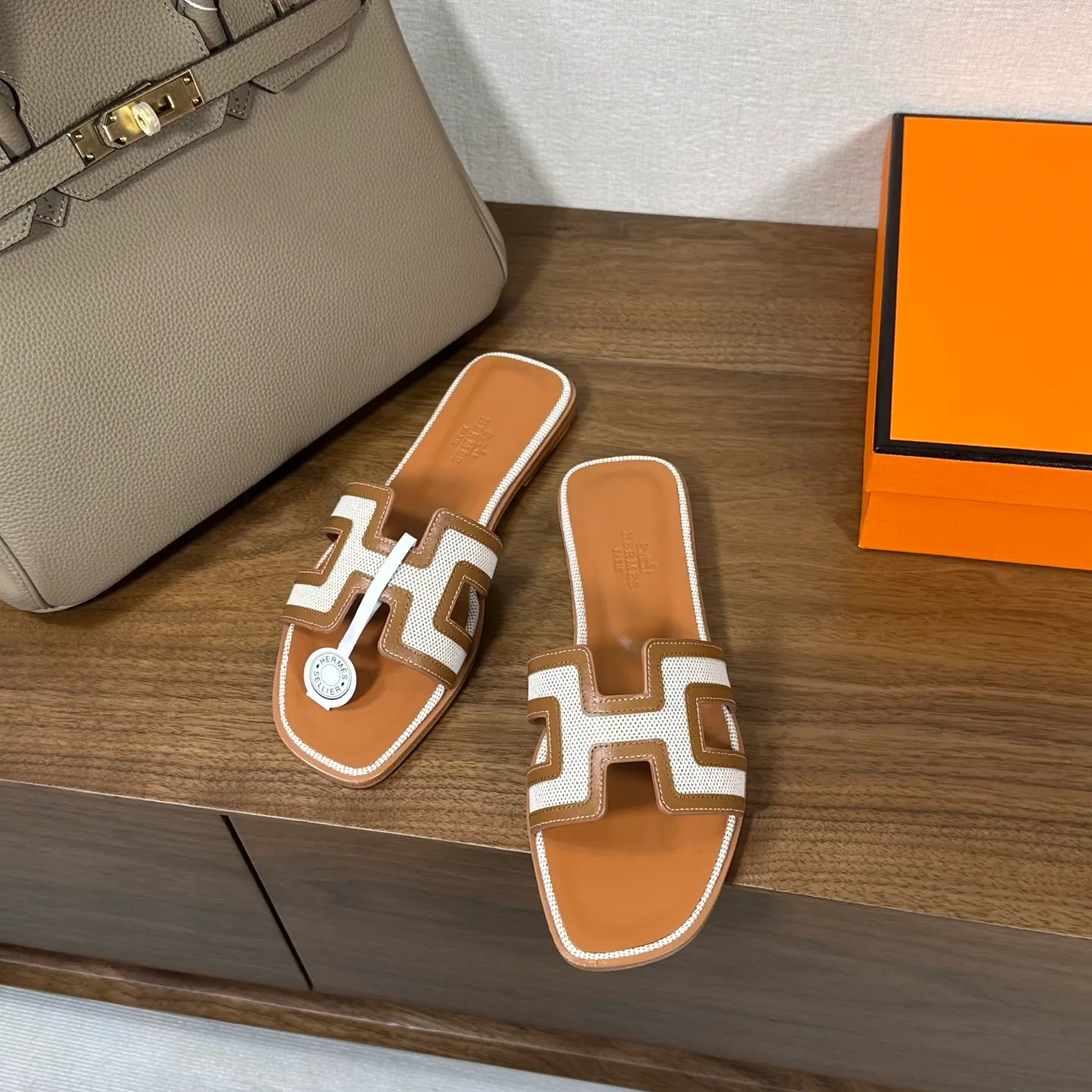 👟👟Ex-factory price 440👟👟 Hermes Hermes H slippers Oasis sandals series——————————Fashionable and versatile Super comfortable Every detail is made to the extreme Original swift calfskin Original 1:1 exclusive private mold upper/original leather outsole ▪️Packaging: Each pair of shoes comes with packaging ▪️SIZE: 35~42 (.40.41.42 customization is non-refundable and non-exchangeable)